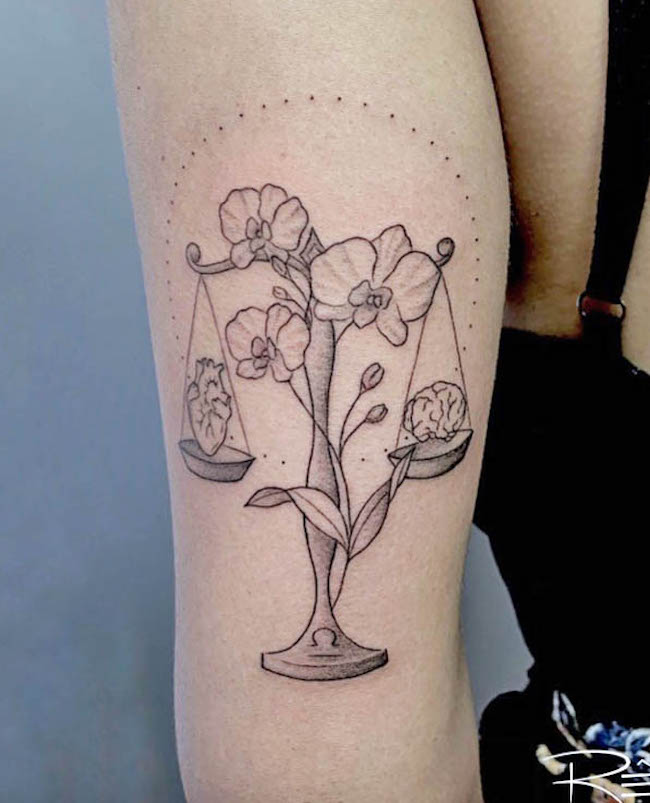 Waage Tattoo Mit Blumen