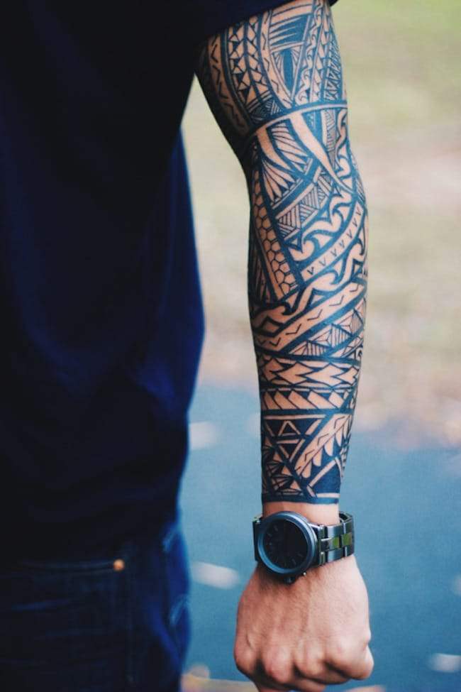 Tribal-Tattoos auf dem Arm: 75 moderne Designs