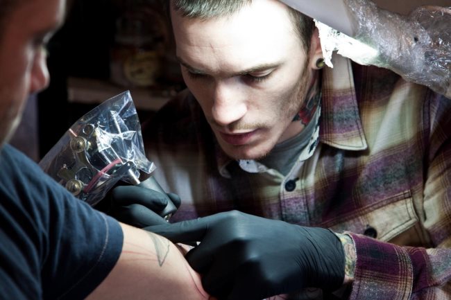 Jak bardzo bolą tatuaże na palcach?