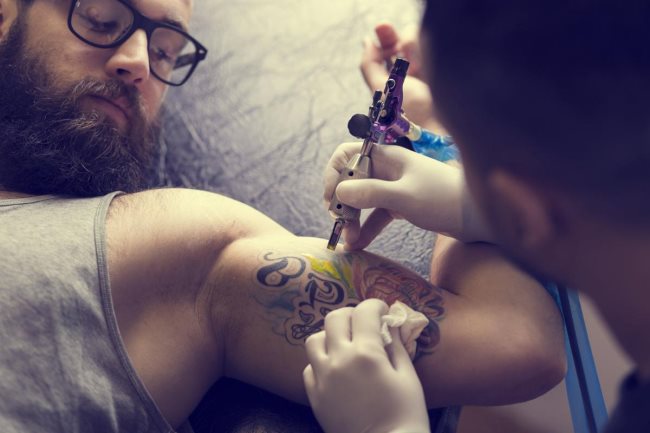 Jak bardzo bolą tatuaże na bicepsie?