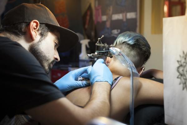 Jak bardzo bolą tatuaże na biodrze?
